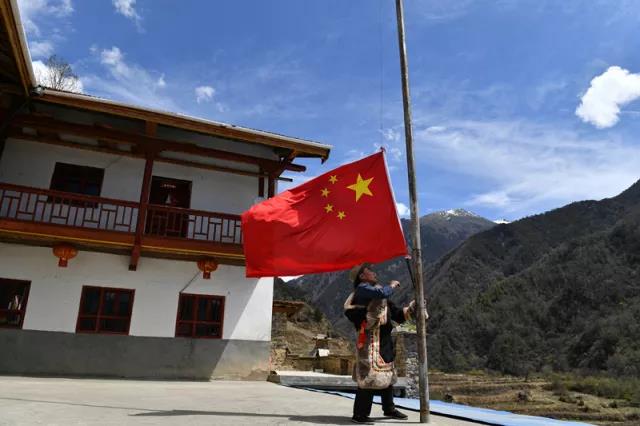 བཙན་ལྷའི་བགྲེས་པོ་ལན་ལིན་གྱིས། །དྲིན་གཟོའི་སླད་དུ་དར་དམར་ཕྱར། །