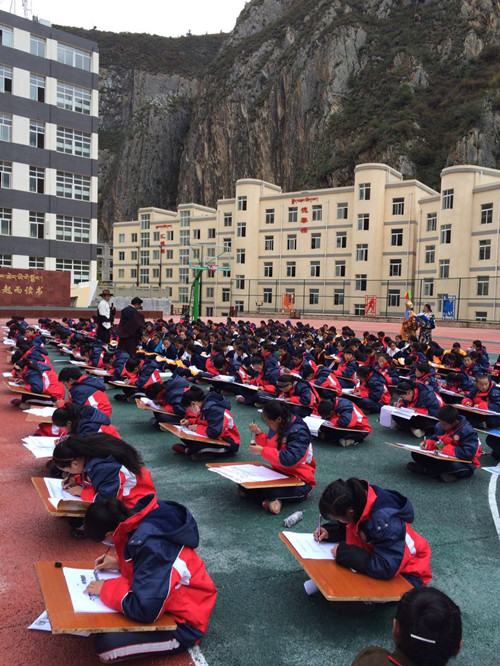 སྡེ་དགེ་རྫོང་དུ་ཡིག་གཟུགས་འགྲེམ་སྟོན་གྱི་བྱེད་སྒོ་སྤེལ། 