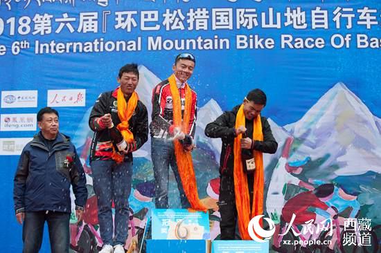བྲག་གསུམ་མཚོ་བསྐོར་བའི་རྒྱལ་སྤྱིའི་རི་ཐང་རྐང་འཁོར་འགྲན་བསྡུར་མཇུག་སྒྲིལ་བ།