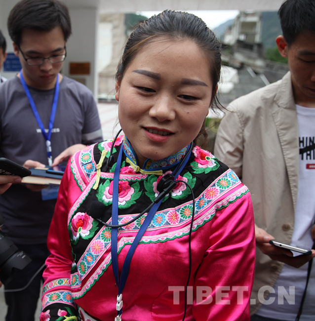  ཝུན་ཁྲོན་ས་ཡོམ་གྱི་ལྟེ་བར་གནས་པའི་དབྱིན་ཞིའུ་མང་ཚོགས་ཀྱིས་ནམ་ཡང“དུར་སྲུང་པ”ཞིག་བྱས་ནས་སྡོད་མི་རུང་བར་མདུན་ཕྱོགས་ལ་འབད་བརྩོན་ཆེན་པོས་སྙེག་དགོས་ཞེས་བརྗོད།