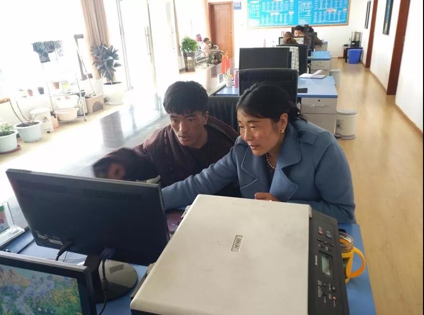 མཛོད་དགེ་རྫོང་རྨེ་ཆུ་ཡུལ་ཚོས་ན་གཞོན་ལས་བྱེད་པ་གསོ་སྐྱོང་བྱས་པ།