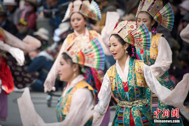 པོ་ཏ་ལའི་འདབ་ཏུ་ལྷ་མོ་འཁྲབ་སྟོན་བྱས་པ།