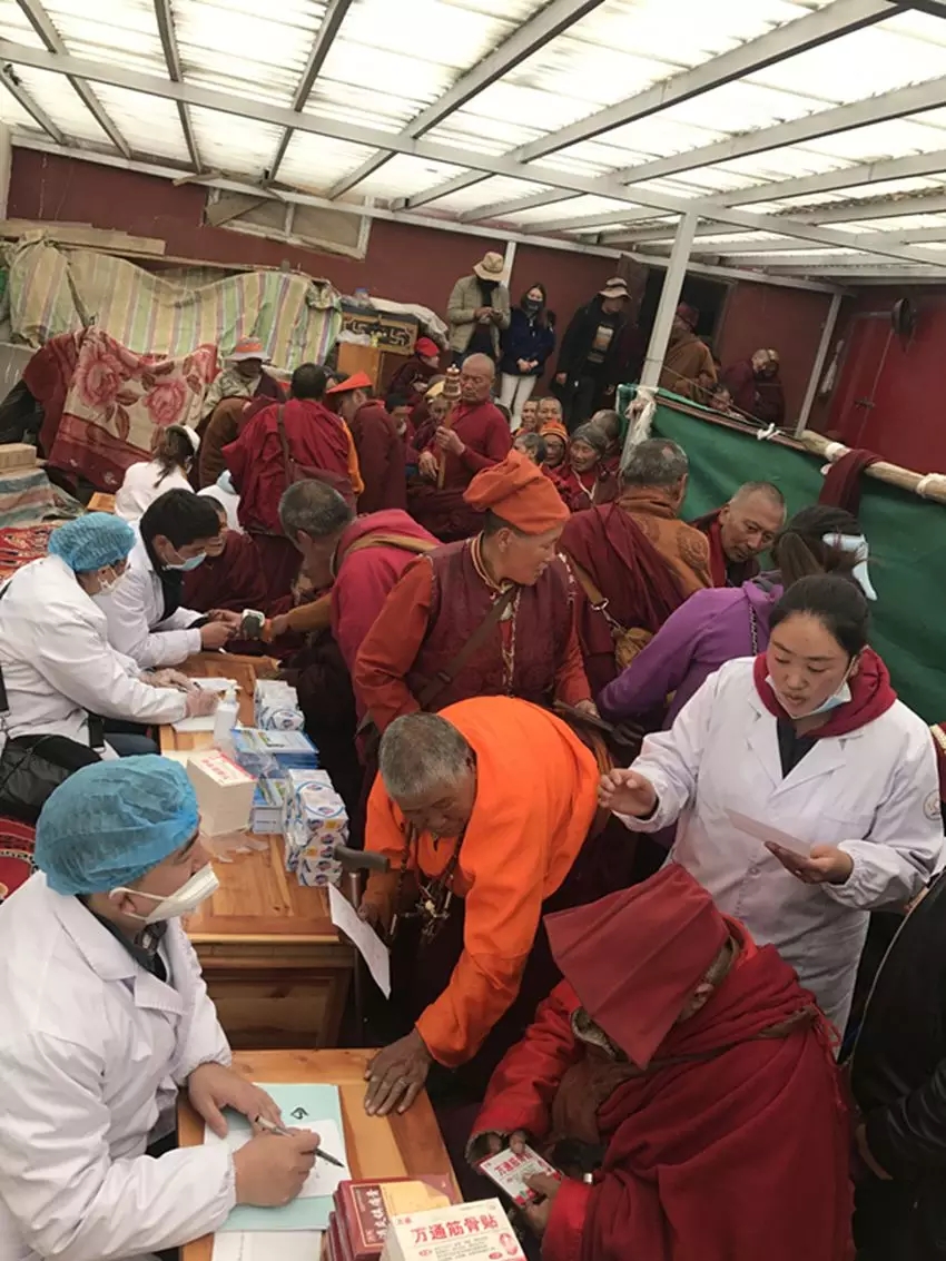 དཀར་མཛེས་ཁུལ་སྨན་ཁང་གིས་གྲྭ་བཙུན3000ལྷག་ལ་རིན་པ་མི་དགོས་པར་ལུས་པོ་ནད་བརྟག་བྱས།
