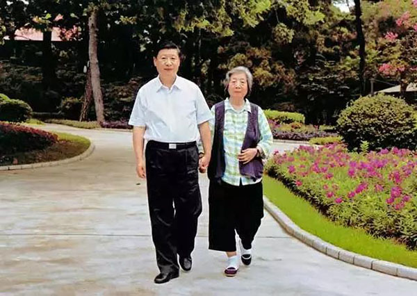ཞི་ཅིན་ཕིང་དང་ཁོང་གི་ཡུམ་ཆེན།