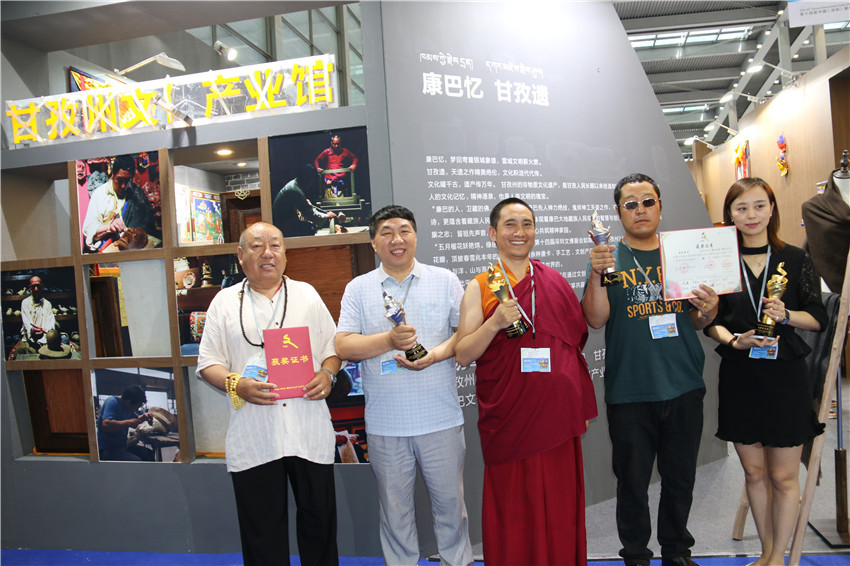 སྒྲོལ་ལྗང་ལི་སྐུ་མར་ཧྲེན་ཀྲན་ནས་གསེར་གྱི་རྟགས་མའི་བྱ་དགའ་ཐོབ།