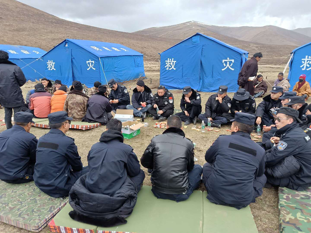 དཀར་མཛེས་རྫོང་གིས་དབྱར་རྩྭ་དགུན་འབུ་བརྐོ་ཡུལ་གྱི་བདེ་འཇགས་འགན་སྲུང་བྱས།