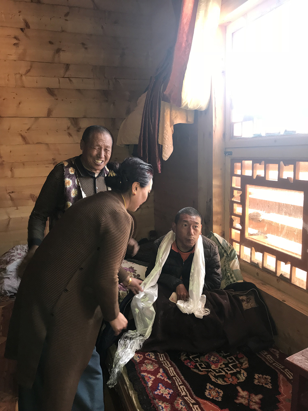 དཀར་མཛེས་རྫོང་དབང་སྐྱོན་ལྷན་ཚོགས་ཀྱིས་དབང་པོ་སྐྱོན་ཅན་ལ་སེམས་གསོ་འཚམས་འདྲིའི་བྱེད་སྒོ་སྤེལ།