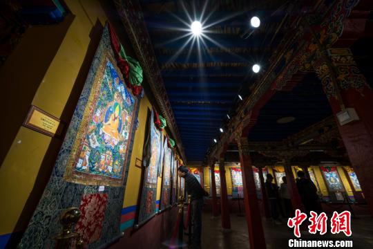 ཐང་ག་སྒྱུ་རྩལ་མཁས་ཅན་ངག་དོན་སྐུ་གཤེགས་ནས་ལོ་གཅིག་འཁོར་བའི་དྲན་གསོའི་བརྩམས་ཆོས་ལྷ་སར་འགྲེམས་སྟོན་བྱས་པ།