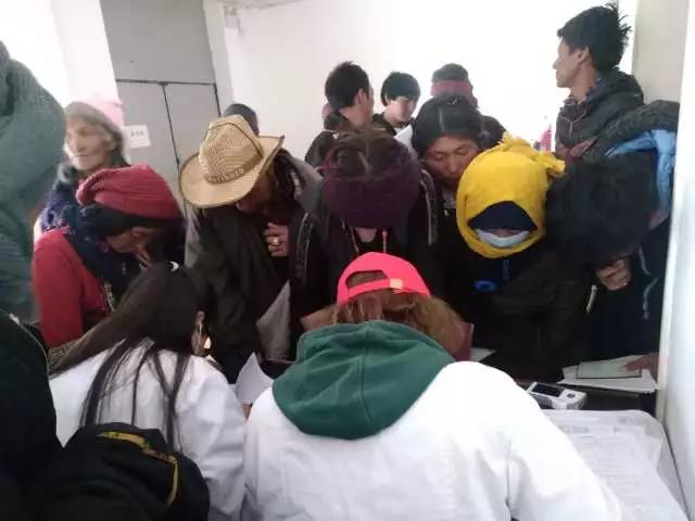 མཛོད་དགེ་རྨེ་ཆུས་དབུལ་བོར་རིན་མི་དགོས་པར་ལུས་ལ་བརྟག་དཔྱད་བྱས།