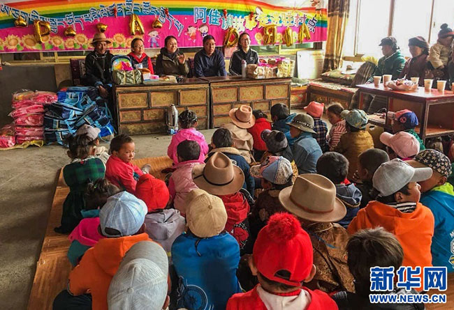 &quot;ཨ་ཅག་གིས་སྒྲུང་བཤད་པ&quot;ཞེས་པ་གྲོང་ཚོའི་བཅའ་སྡོད་གནས་སུ་བསྐྱོད་པ།