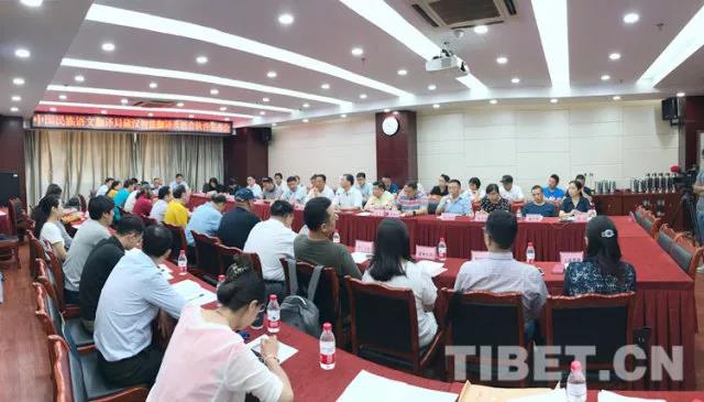 ཀྲུང་གོའི་མི་རིགས་སྐད་ཡིག་ཡིག་སྒྱུར་ཅུས་ཀྱིས་བོད་ཡིག་རིག་ནུས་ཡིག་སྒྱུར་མཉེན་ཆས་ཁྱབ་སྤེལ་ཚོགས་འདུ་སྤོས་ལྡན་གྲོང་དུ་འཚོགས་པ།