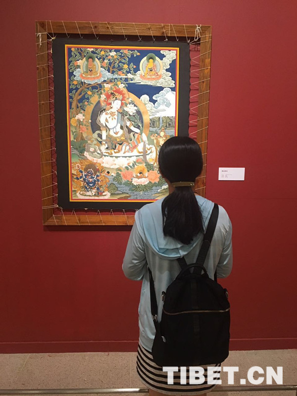 སངས་རྒྱས་འབུམ་གྱི་ཐང་ག་འགྲེམས་སྟོན་དེ་ཀྲུང་གོའི་རྒྱལ་ཁབ་དངོས་མང་བཤམས་སྟོན་ཁང་དུ་སྤེལ་བ།