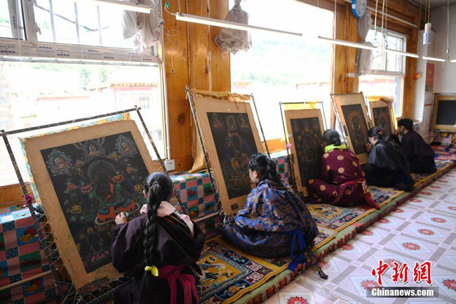 སི་ཁྲོན་འཛམ་ཐང་ཇོ་ནང་པའི་ཐང་གའི་སྒྱུ་རྩལ་ཁྲིད་སྦྱོང་ཁང་དུ་བསྐྱོད་པ།