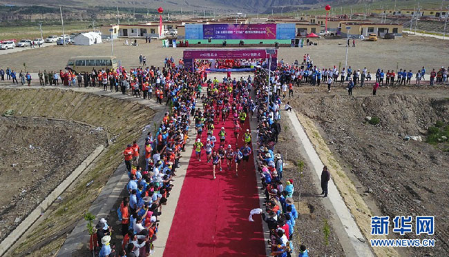 ཡུལ་ཕྱིའི་རྒྱུག་རྩལ་གྱི་རྗེས་སུ་འབྲངས་ནས་རྨ་ཆུའི་ངོགས་ཀྱི་འབའ་རྫོང་གི་མཛེས་པར་ལྟ།