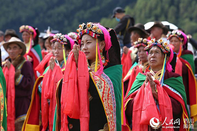 རྔ་བའི་མང་ཚོགས་ཁྲི་ཙམ་གྱིས་སྐུ་བླ་གནས་རི་བསྐོར་བ།