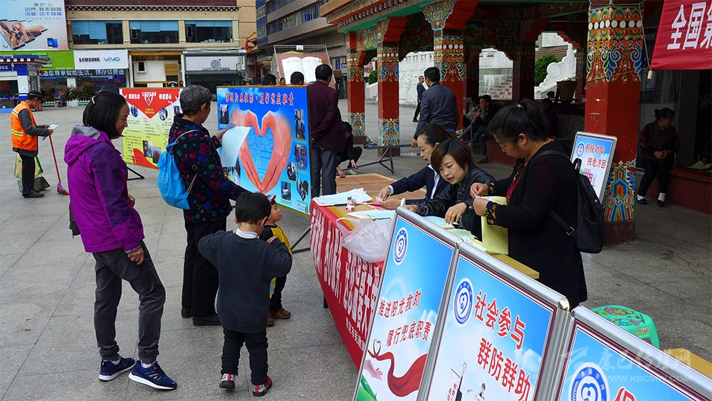 དཀར་མཛེས་ཁུལ་རོགས་སྐྱོབ་ས་ཚུགས་ཀྱིས་སྒོ་འབྱེད་ཉིན་མོའི་དྲིལ་བསྒྲགས་བྱེད་སྒོ་སྤེལ།