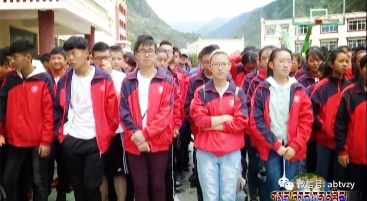 བཙན་ལྷ་ནས་སློབ་གསོའི་དབུལ་སྐྱོར་གྱི་གྲོས་ཡིག་ལ་མིང་རྟགས་བཀོད།