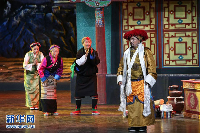 སྲོལ་རྒྱུན་གྱི་ལྷ་མོ་《སྣང་ས་འོད་འབུམ་》སྒྲིག་བཟོ་བྱས་ནས་པེ་ཅིང་དུ་འཁྲབ་སྟོན་བྱས་པ།