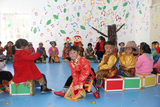 སྡེ་དགེའི་ཞིང་འབྲོག་པའི་བྱིས་པ་རང་ཉིད་ཀྱི་སྒོ་ཁར་ཡོད་པའི་བྱིས་བཅོལ་ཁང་དུ་འགྲོ་ཆོག