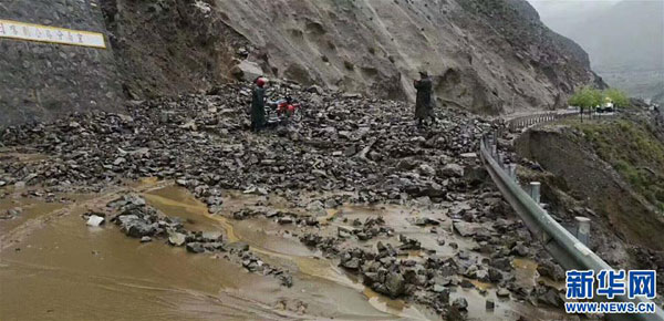 བོད་ལྗོངས་རིན་སྤུངས་རྫོང་དུ་འདམ་རྡོའི་ཆུ་རུད་ཀྱི་གནོད་འཚེ་བྱུང་ནས་འགྲིམ་འགྲུལ་ཆད་པ། 