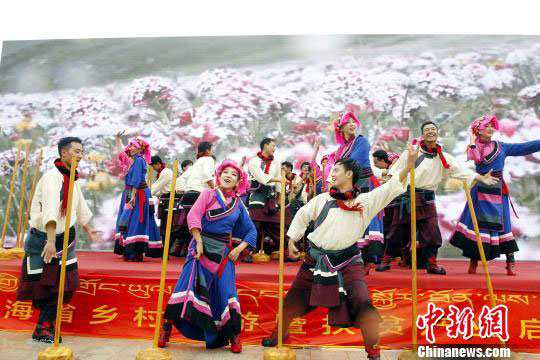མཚོ་སྔོན་རྨ་ཆུའི་འགྲམ་གྱི“བདེ་སྐྱིད་གྲོང་ཚོའི”བདེ་སྐྱིད”ཀྱི་གསང་བ་འཚོལ་བ།