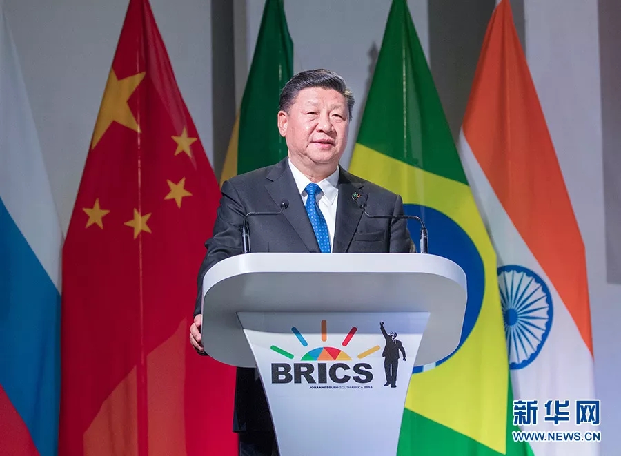ཞི་ཅིན་ཕིང་འབོ་གསེར་རྒྱལ་ཁབ་ཀྱི་བཟོ་ཚོང་གླེང་སྟེགས་ལ་ཞུགས།  ཞི་ཅིན་ཕིང་འབོ་གསེར་རྒྱལ་ཁབ་ཀྱི་བཟོ་ཚོང་གླེང་སྟེགས་ལ་ཞུགས་གནང་བ་མ་ཟད་གསུང་བཤད་གལ་ཆེན་གནང་བ།