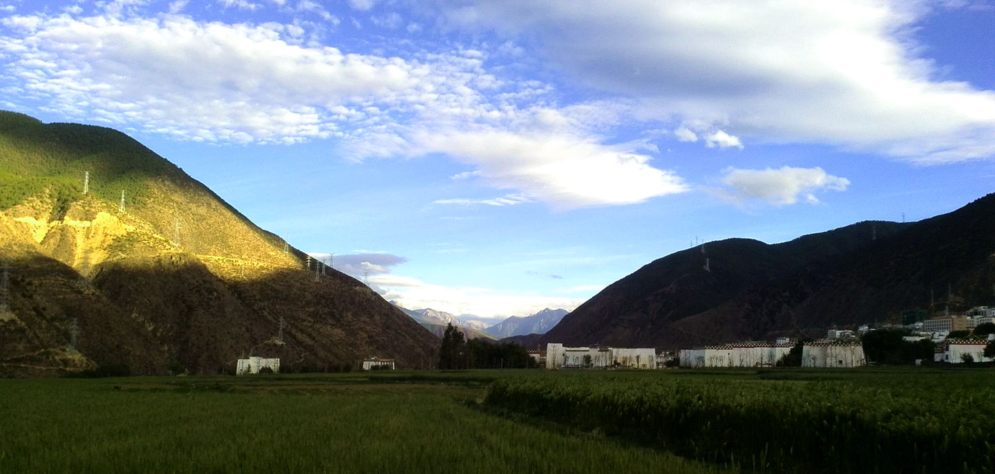 དཀར་མཛེས་ཁུལ་གྱི་དབུལ་སྒྲོལ་འགག་སྒྲོལ་གྱི་ནགས་བཟོའི་ཆེད་ལས་མཉམ་ལས་ཁང་གིས་ཁྱིམ་ཚང་དབུལ་པོར་འབབ་འཕར་གཏོད་རོགས་བྱས་པ།