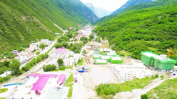 ལྗང་མདོག་གི་རེ་བ་གསར་པ། ། མདུན་སྐྱོད་ཀྱི་གོམ་སྟབས་བརྟན་པོ། །