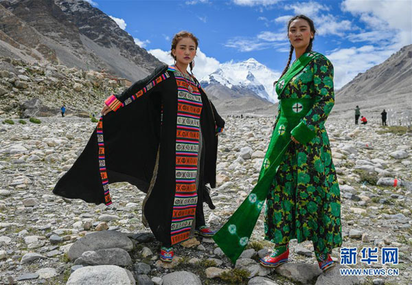 &quot;སྐལ་བཟང་མེ་ཏོག་བཞད&quot;ཅེས་པའི་བོད་ཀྱི་གོས་རྒྱན་ཇོ་མོ་གླང་མའི་སྒ་ས་ཆེན་མོར་ངོམ་པ།