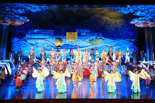 མཚོ་སྔོན་ཞིང་ཆེན་བོད་ཀྱི་ཟློས་གར་ཚོགས་པས་ཀན་ལྷོ་ཁུལ་དུ་《སྲོང་བཙན་སྒམ་པོ》སྐོར་སྐྱོད་འཁྲབ་སྟོན་བྱས་པ།