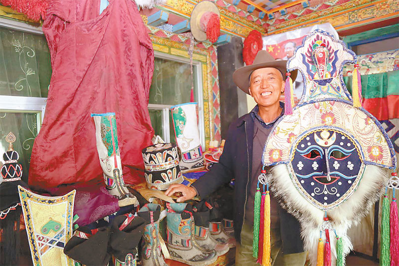 སྲོལ་རྒྱུན་ལག་རྩལ་མི་རབས་ནས་མི་རབས་བར་རྒྱུན་འཛིན་བྱེད། 