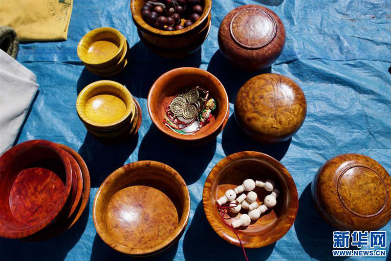གངས་རིའི་འདབས་ཀྱི་ཀྲུང་བལ་རས་གུར་མཐའ་མཚམས་ཁྲོམ་ར། 