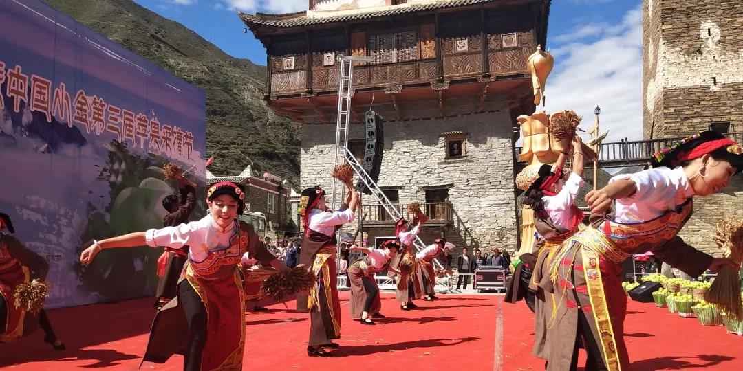 ཀུ་ཤུ་ཆུན་པོས་ཟླ་གོར་ལས་ནས་ཟླ་མཆོད་དུས་ཆེན་བསུ།