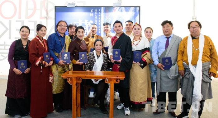 ཡུལ་ཤུལ་བོད་རིགས་ཀྱི་སྲོལ་རྒྱུན་བཟོ་རྩལ་གྱི་གྲུབ་འབྲས་འགྲེམས་སྟོན་པེ་ཅིང་དུ་འགོ་ཚུགས་པ།