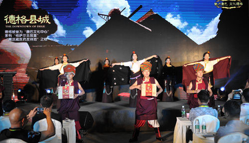 སྡེ་དགེའི་དངོས་མིན་རིག་གནས་ཤུལ་བཞག་ཞིང་ལས་འགྲེམས་ཚོགས་སྟེང་འགྲེམས་སྟོན་བྱས་པ།