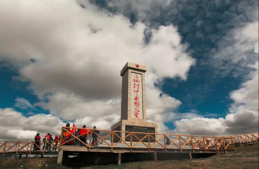 གངས་རི་དང་རྩྭ་ཐང་ཞེས་པའི་སྒྲོག་འགྲེལ་ཚོགས་པ་ཧུང་ཡོན་དུ་བསྐྱོད་པ།