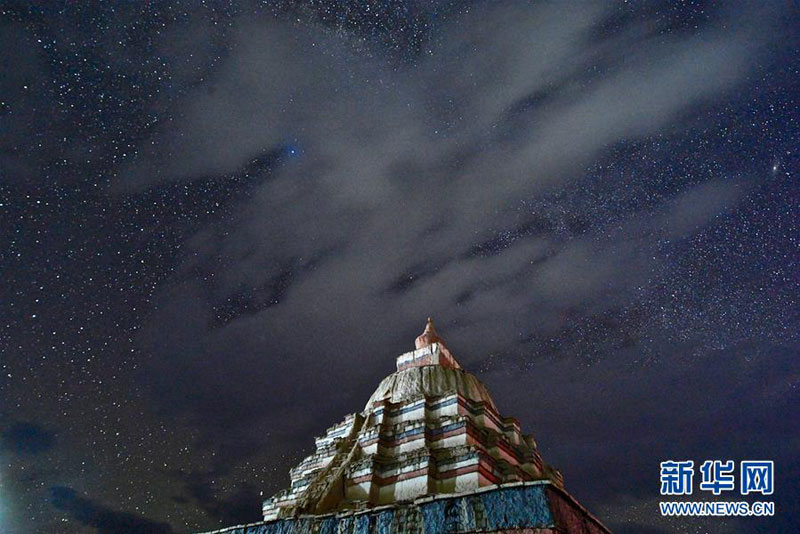 སྐར་ཚོགས་རྣམ་པར་བཀྲ་བའི་མངའ་རིས་ཀྱི་མཁའ་དབྱིངས།