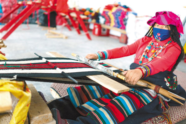 མངའ་རིས་ས་ཁུལ་དགེ་རྒྱས་རྫོང་གི་ཚྭ་མཚོ་ཤང་གིས་སྣ་མང་ཕུན་སུམ་ཚོགས་པའི་འཚོ་བ་གསར་པར་རོལ་བ།