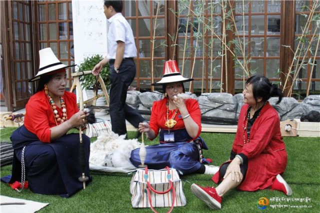 མགོ་ལོག་ཁུལ་གྱིས་ཧྲང་ཧེ་ནས་གཟུགས་འདས་ཤུལ་བཞག་རིག་གནས་འགྲེམ་སྟོན་བྱས།