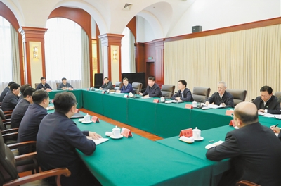 ཞི་ཅིན་ཕིང་གིས་ཤར་བྱང་གི་ཞིང་ཆེན་གསུམ་དུ་རྟོག་ཞིབ་མཛད་པར་མ་ཟད་འགོ་འཛིན་མཛད་ནས་ཤར་བྱང་དར་སྤེལ་ཟབ་མོ་བྱེད་པའི་བཞུགས་མོལ་ཚོགས་འདུ་བསྡུས།