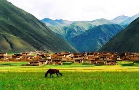 རྒྱལ་སྟོན་གསེར་གྱི་གཟའ་འཁོར་རིང་ལ་དཀར་མཛེས་ཁུལ་དུ་ཡུལ་སྐོར་འཁྲུག་ཆ་ཤིན་ཏུ་ཆེ།