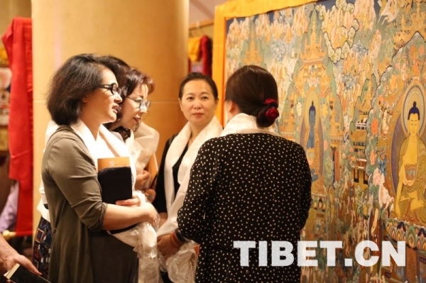 བླ་བྲང་རིག་གནས་རྟེན་གཞི་བྱས་པའི་འབེལ་དཀར་ཐང་གའི་སྒྱུ་རྩལ་པེ་ཅིང་དུ་འགྲེམས་སྟོན་བྱས།