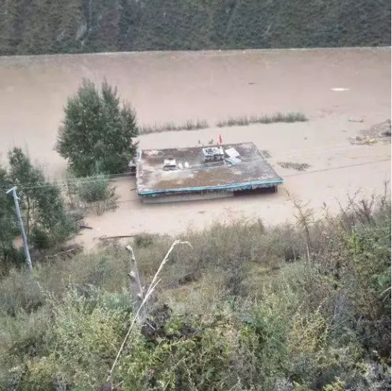 དཀར་མཛེས་ཁུལ་དཔལ་ཡུལ་རྫོང་དང་ཆབ་མདོ་གྲོང་ཁྱེར་འཇོ་མདའ་རྫོང་གཉིས་ཀྱི་འབྲེལ་མཚམས་སུ་རི་ཉིལ་ནས་འབྲི་ཆུ་བཀག་སྟེ་ཆུ་བསྐྱིལ་མཚེའུར་གྱུར།