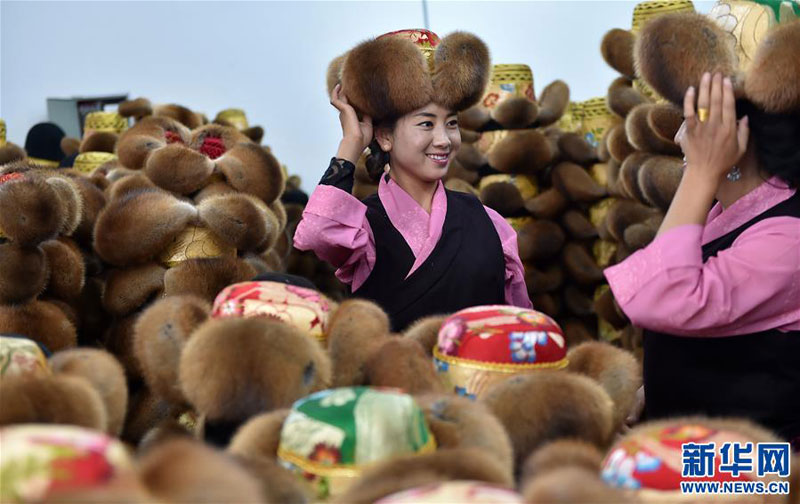 བོད་ཀྱི་ཞྭ་མོ་ཐོན་སྐྱེད་ཀྱིས་དབུལ་སྒྲོལ་ཕྱུག་འགྱུར་ལ་རམ་འདེགས་བྱས་པ།