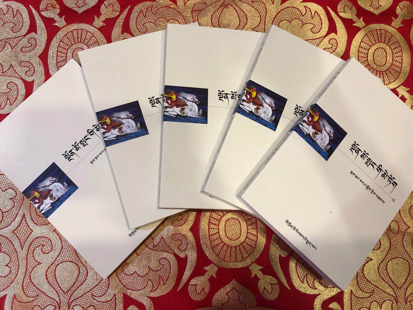 ན་གཞོན་རྩོམ་པ་པོ་སྨན་སྒང་བློ་གྲོས་རྣམ་རྒྱལ་གྱི་དེབ་ཕྲེང་དང་པོ་《སྔོན་མོ་སྤང་གི་མེ་ཏོག》ཅེས་པ་པར་འགྲེམ་བྱས། 