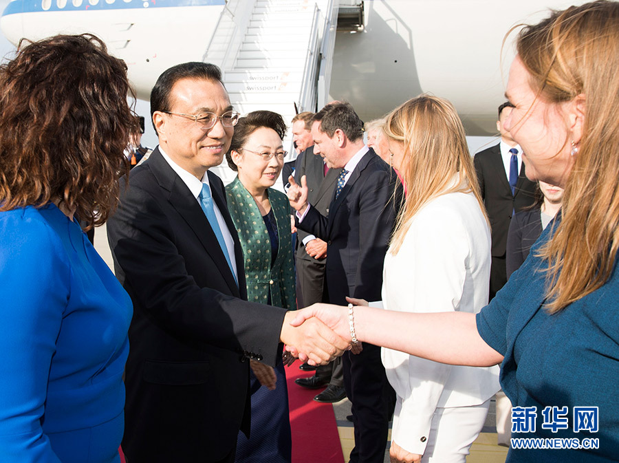 ལི་ཁེ་ཆང་ཨ་མོ་སེ་ཐ་ཏན་དུ་འབྱོར་ནས་ཧོ་ལན་ལ་དངོས་གཞིའི་འཚམས་འདྲི་གནང་འགོ་ཚུགས་པ།