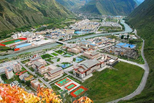 བདེ་སྐྱིད་ཀྱི་ལམ་དུ་སྐྱོད་བཞིན་པའི་ལྗོངས་སྐོར་གྲོང་རྡལ་ཆུང་བ།