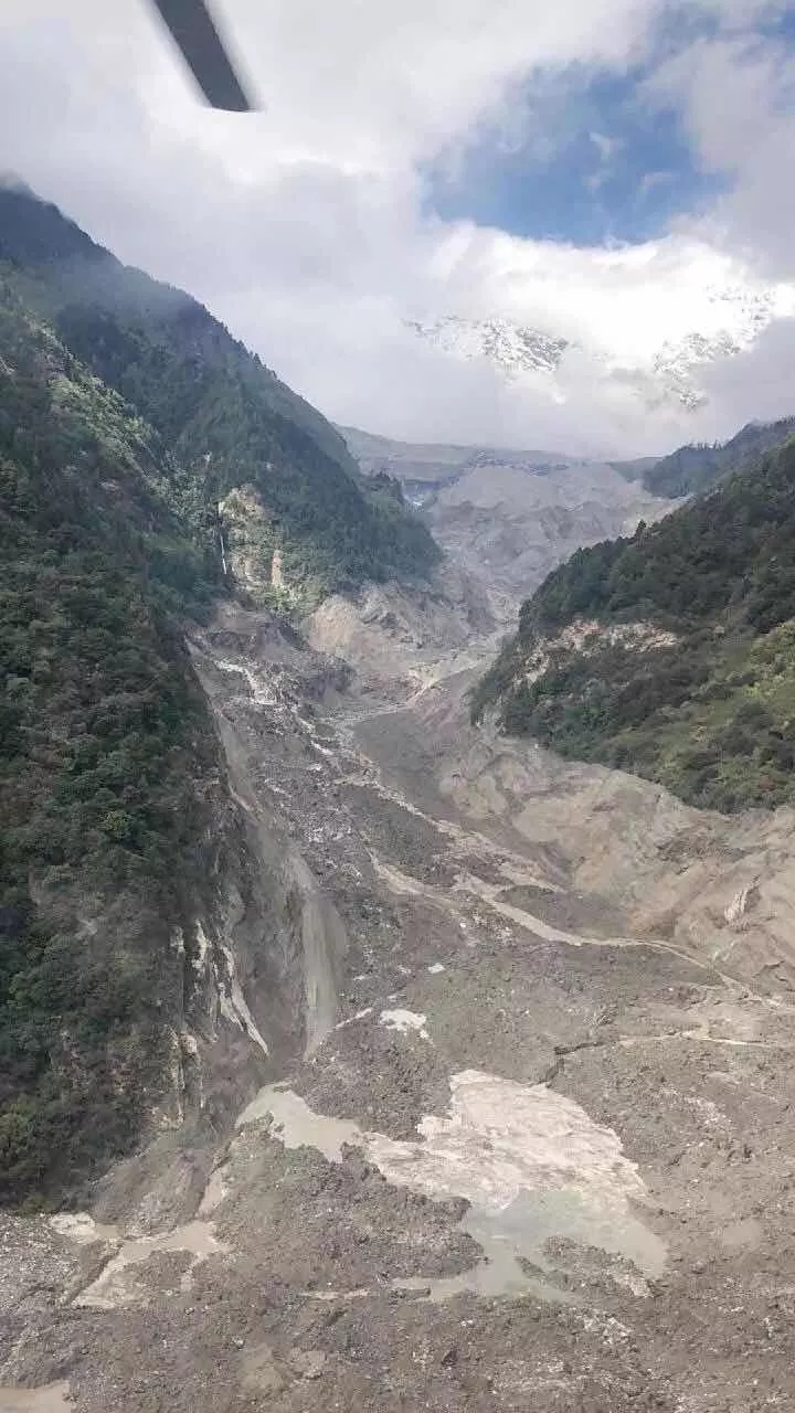 ཡར་ཀླུང་གཙང་པོའི་སྨན་གླིང་རྒྱུད་དུ་རི་ཉིལ་ནས་འཁྱིལ་མཚོ་ཆགས་པ། 