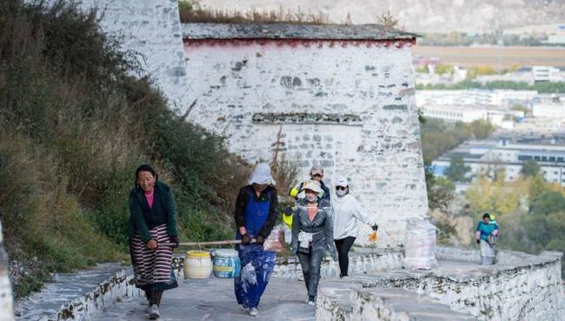 ཕོ་བྲང་པོ་ཏ་ལར་ལོ་རེའི་ཐེངས་རེར་དཀར་རྩི་བྱུག་པའི་ལས་ཀ་འགོ་བརྩམས།