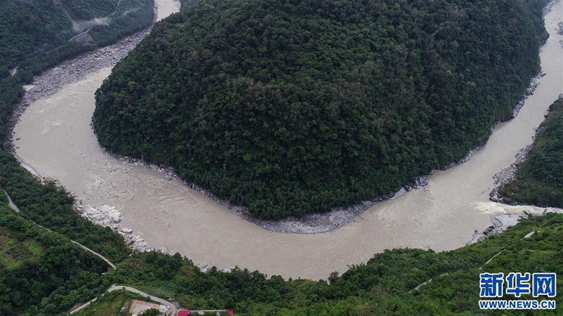 ཡར་ཀླུང་གཙང་པོའི་འཁྱིལ་མཚོ་རིམ་བཞིན་རྒྱུན་ལྡན་ལྟར་རྒྱུག་པ།